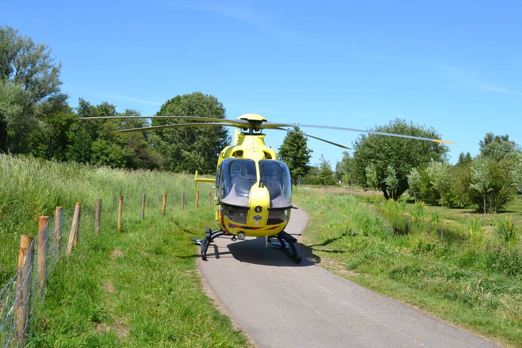 Traumahelikopter landt na val van trap