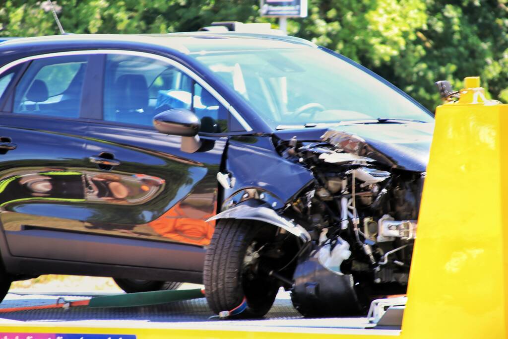 Automobilist rijdt verkeerslicht omver