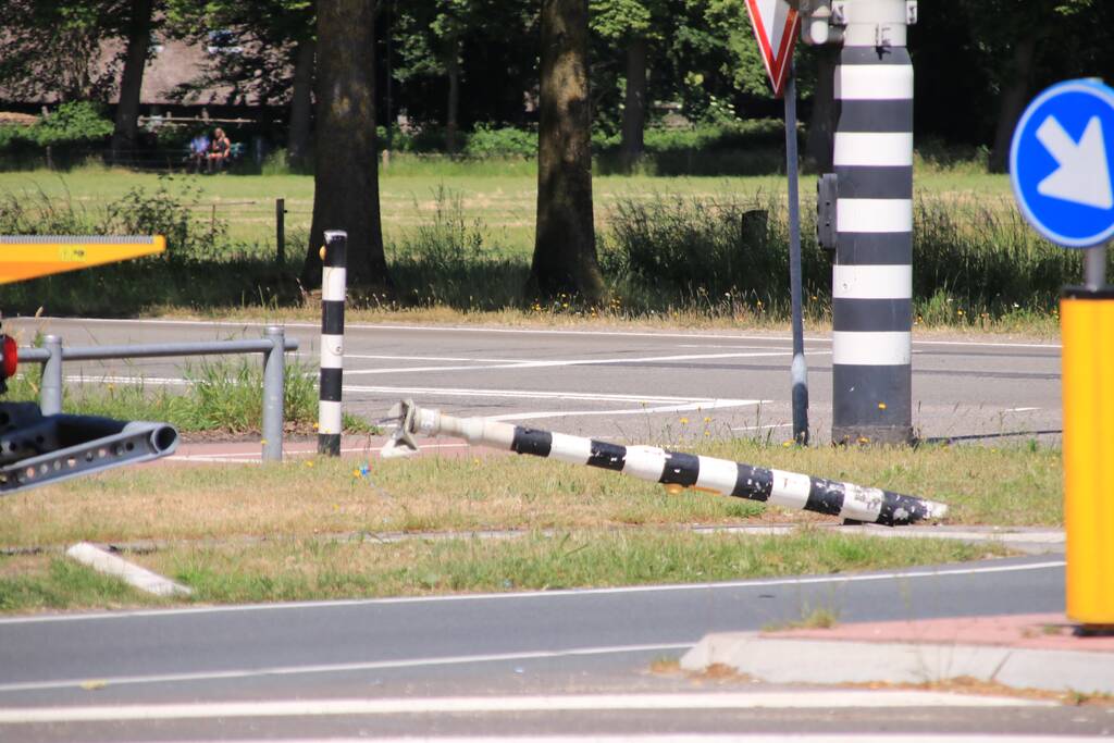 Automobilist rijdt verkeerslicht omver