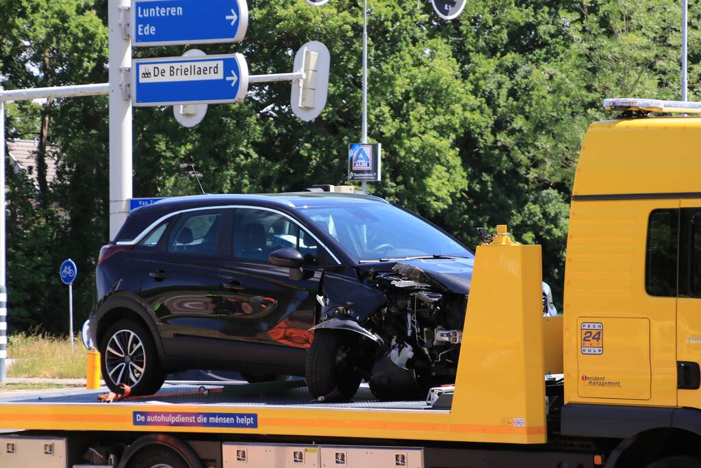 Automobilist rijdt verkeerslicht omver