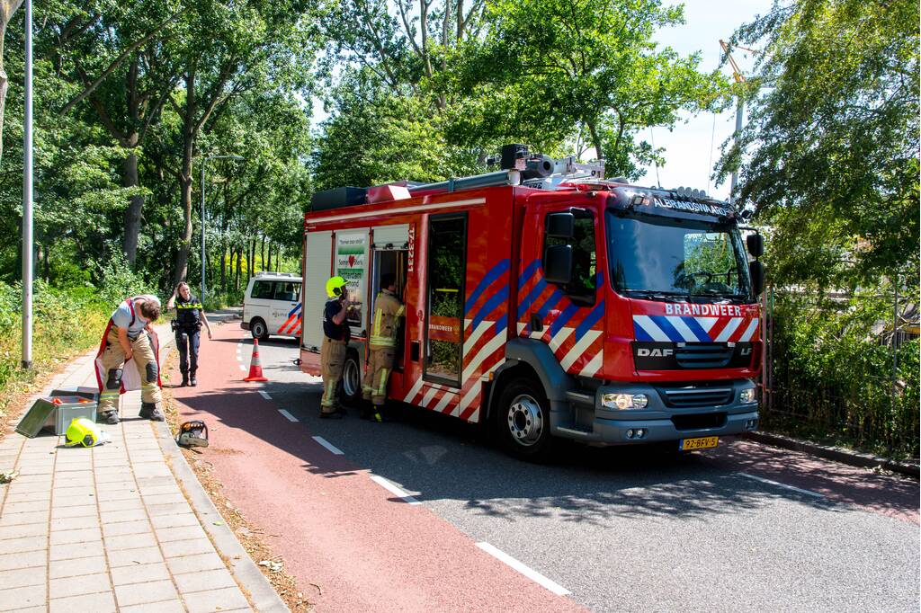 Brandweer verwijderd scheef hangende boom