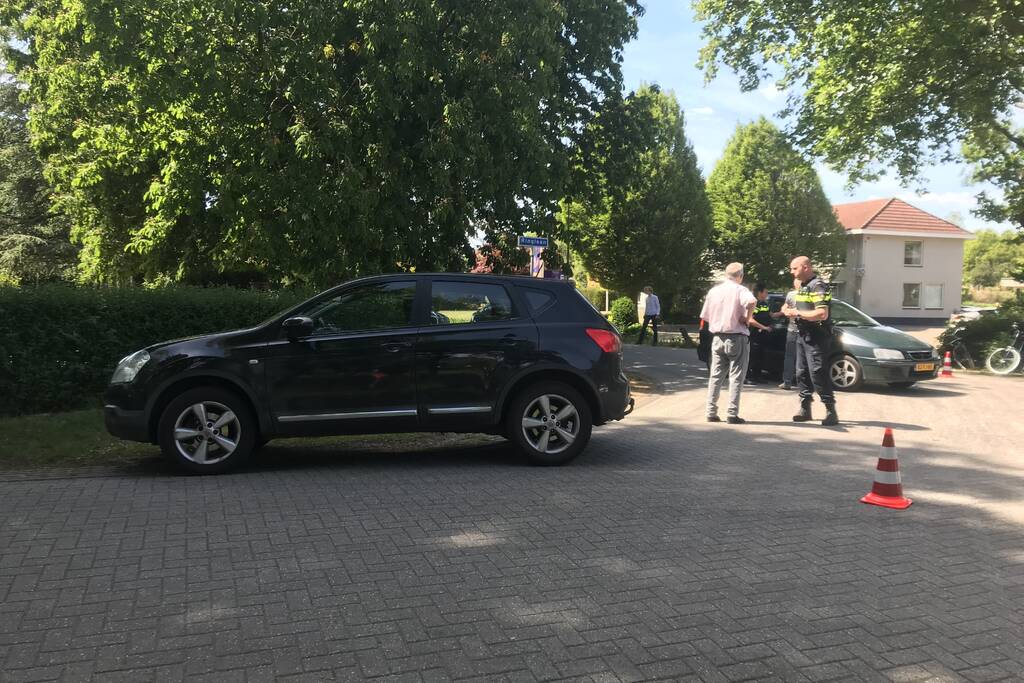 Afslaande automobilist ziet fietser over het hoofd