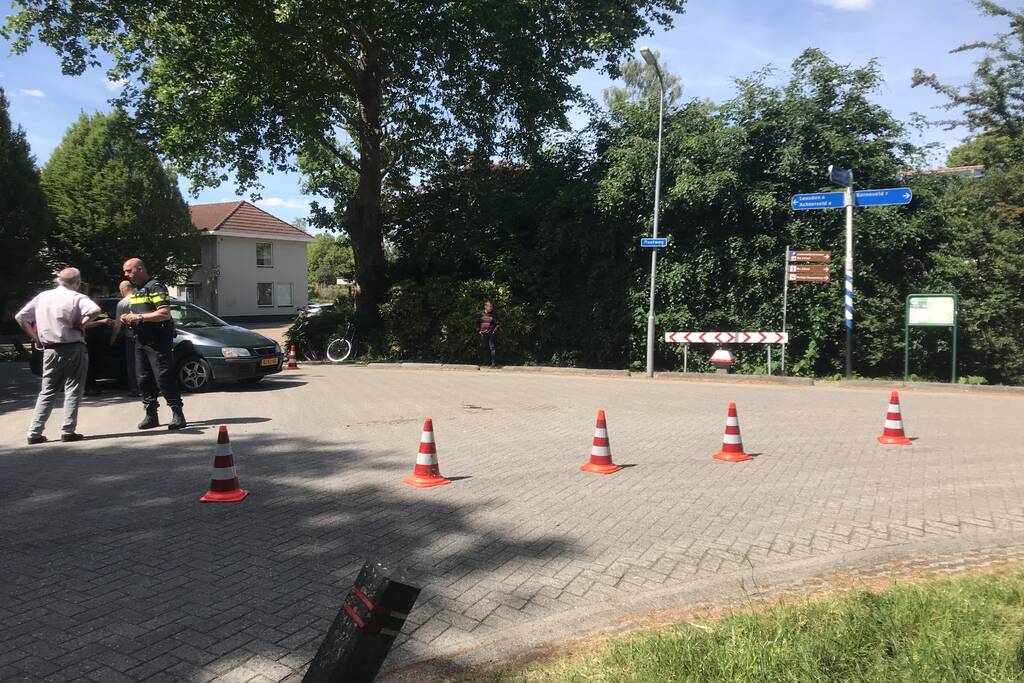 Afslaande automobilist ziet fietser over het hoofd