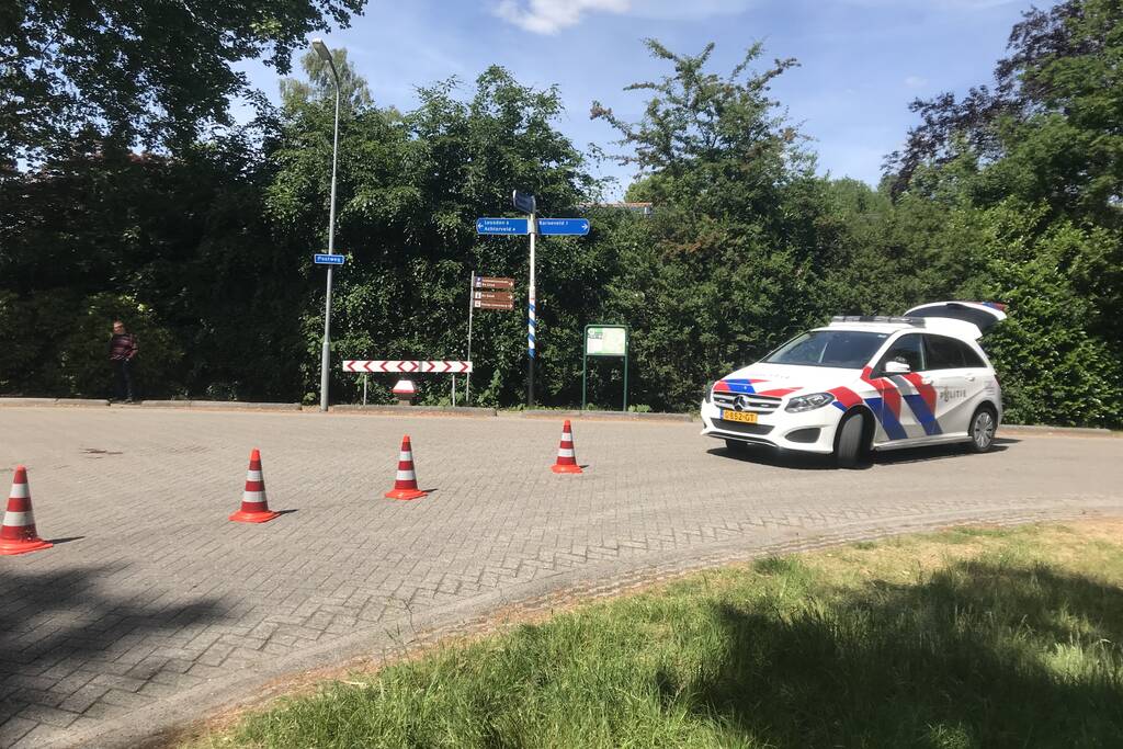 Afslaande automobilist ziet fietser over het hoofd