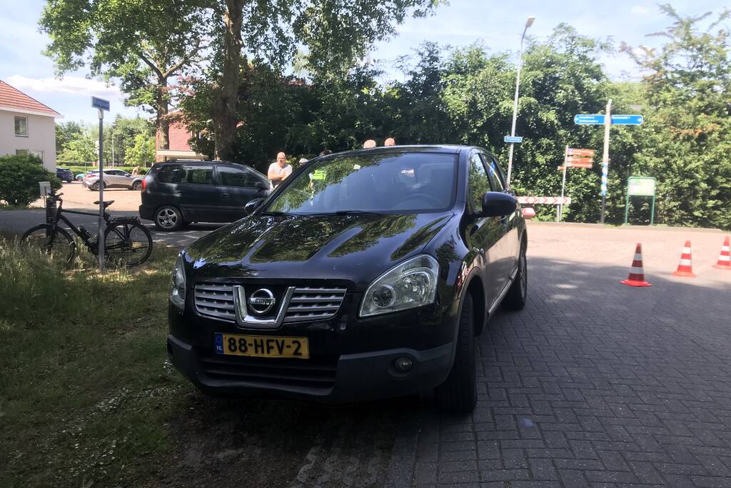 Afslaande automobilist ziet fietser over het hoofd