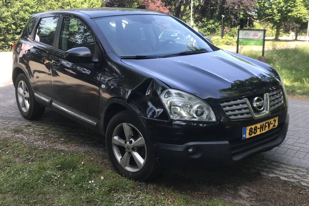 Afslaande automobilist ziet fietser over het hoofd