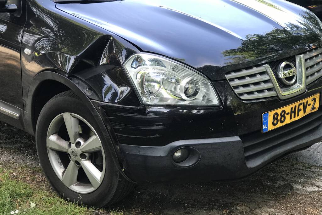 Afslaande automobilist ziet fietser over het hoofd