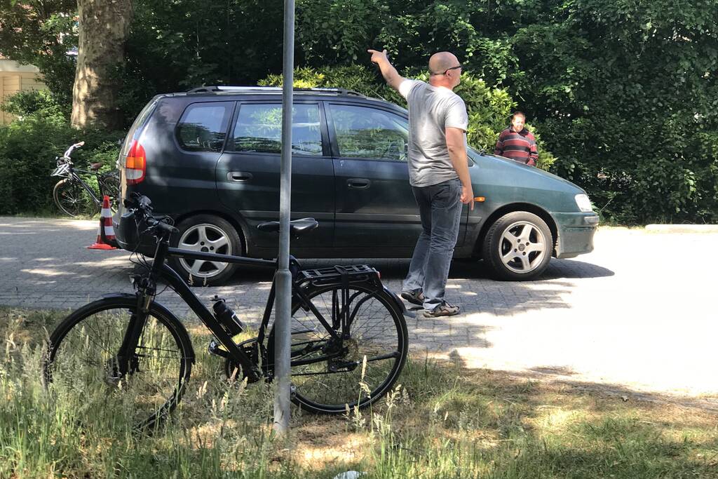 Afslaande automobilist ziet fietser over het hoofd