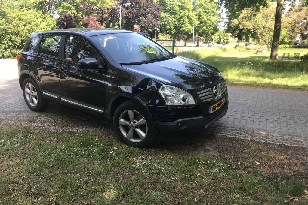 Afslaande automobilist ziet fietser over het hoofd