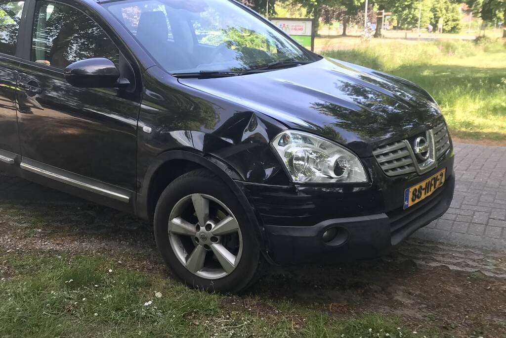 Afslaande automobilist ziet fietser over het hoofd