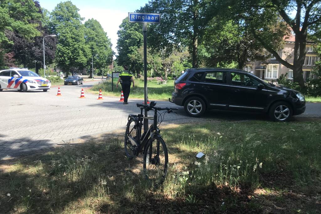 Afslaande automobilist ziet fietser over het hoofd