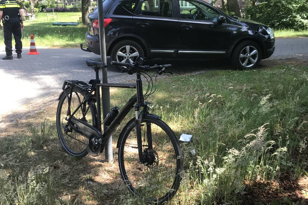 Afslaande automobilist ziet fietser over het hoofd