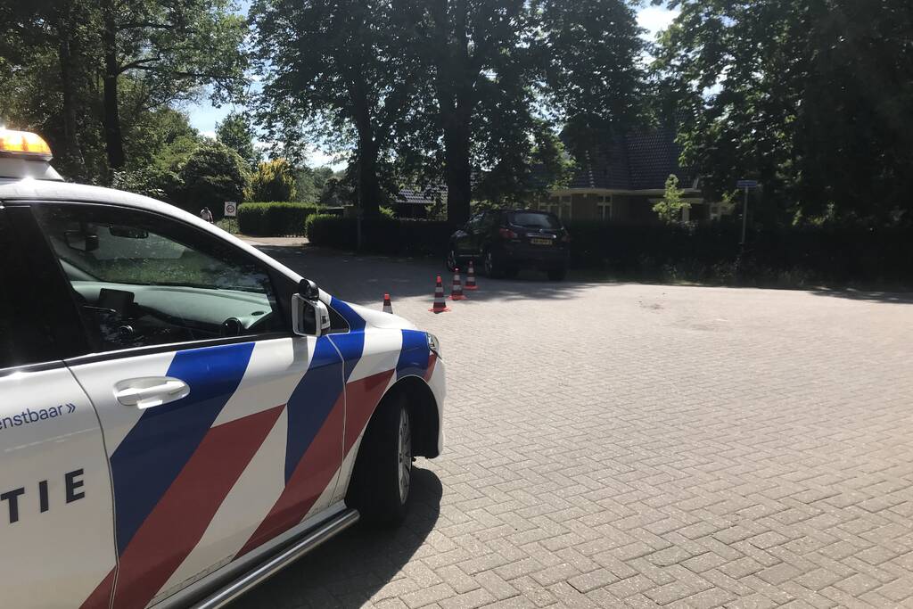 Afslaande automobilist ziet fietser over het hoofd