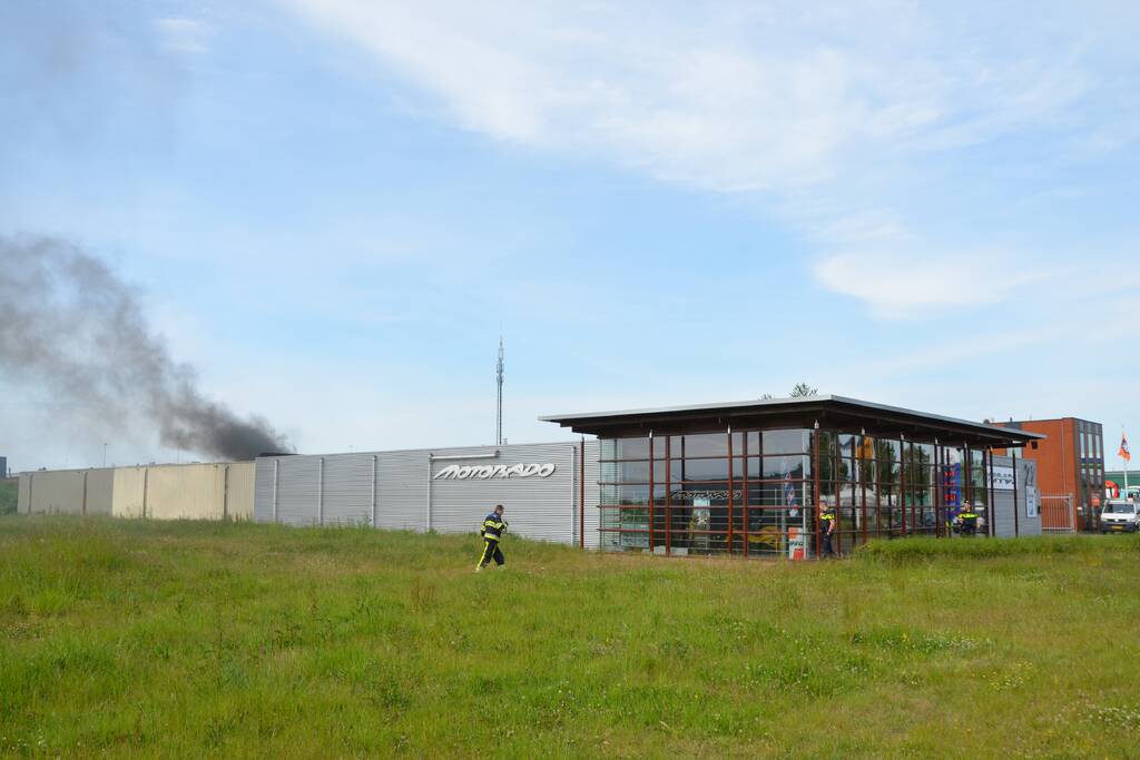 Flinke rookontwikkeling bij brand in loods