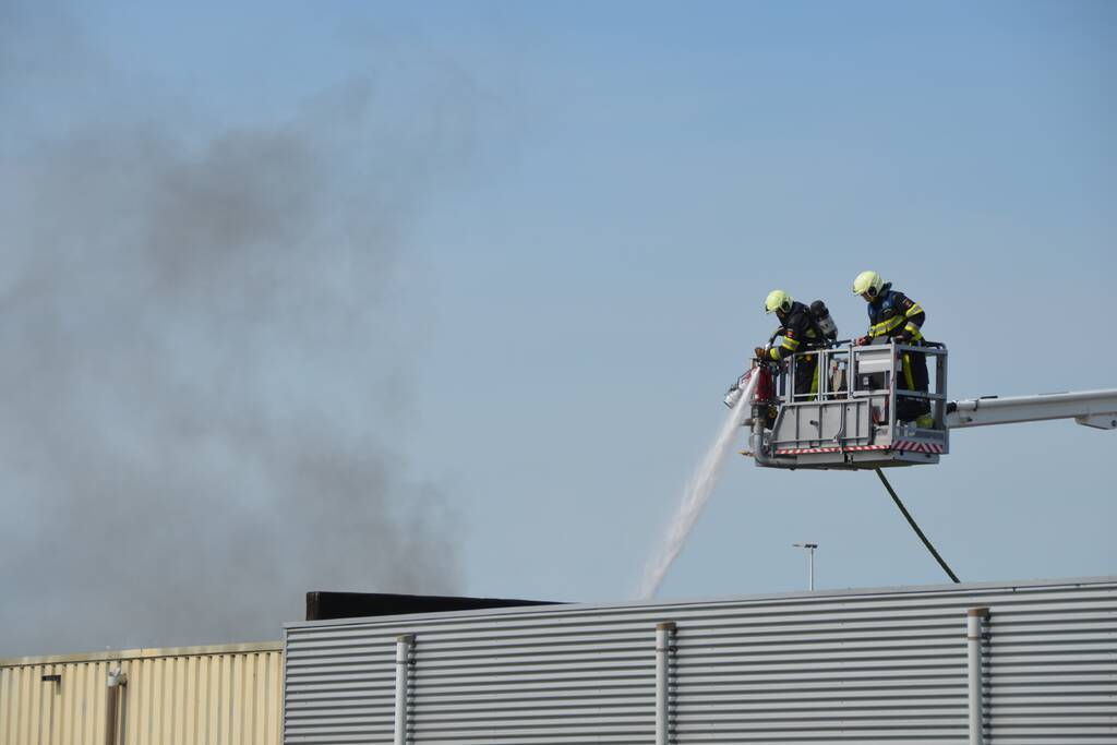 Flinke rookontwikkeling bij brand in loods