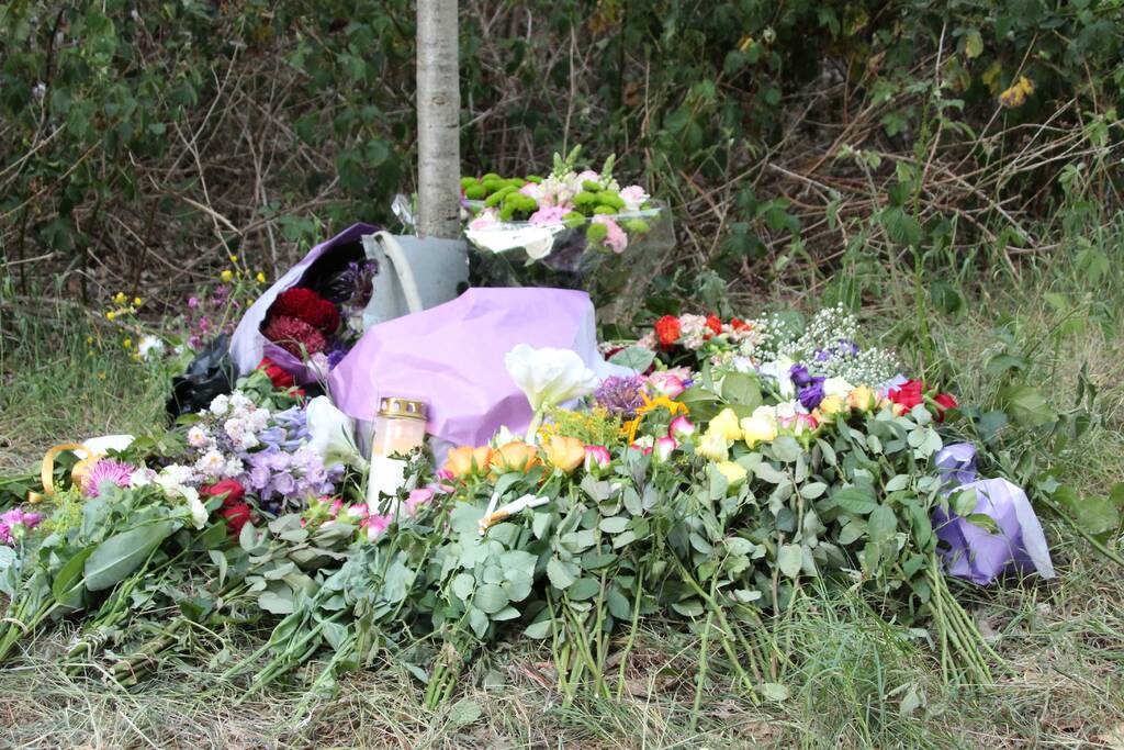 Bloemen neergelegd na tragisch verkeersongeval
