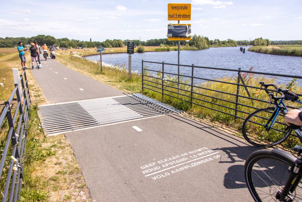 Jeugdwerkers en handhavers controleren langs de Eem
