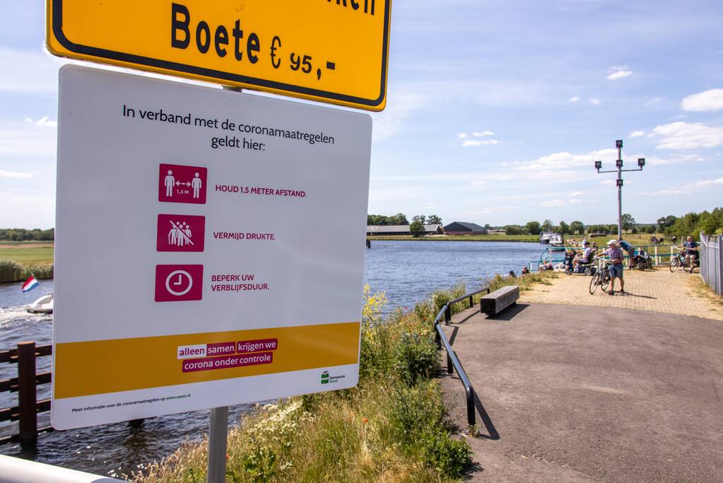 Jeugdwerkers en handhavers controleren langs de Eem