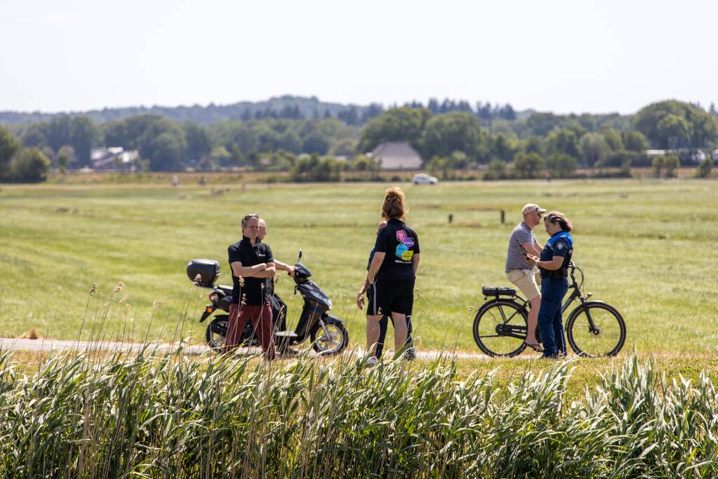 Jeugdwerkers en handhavers controleren langs de Eem