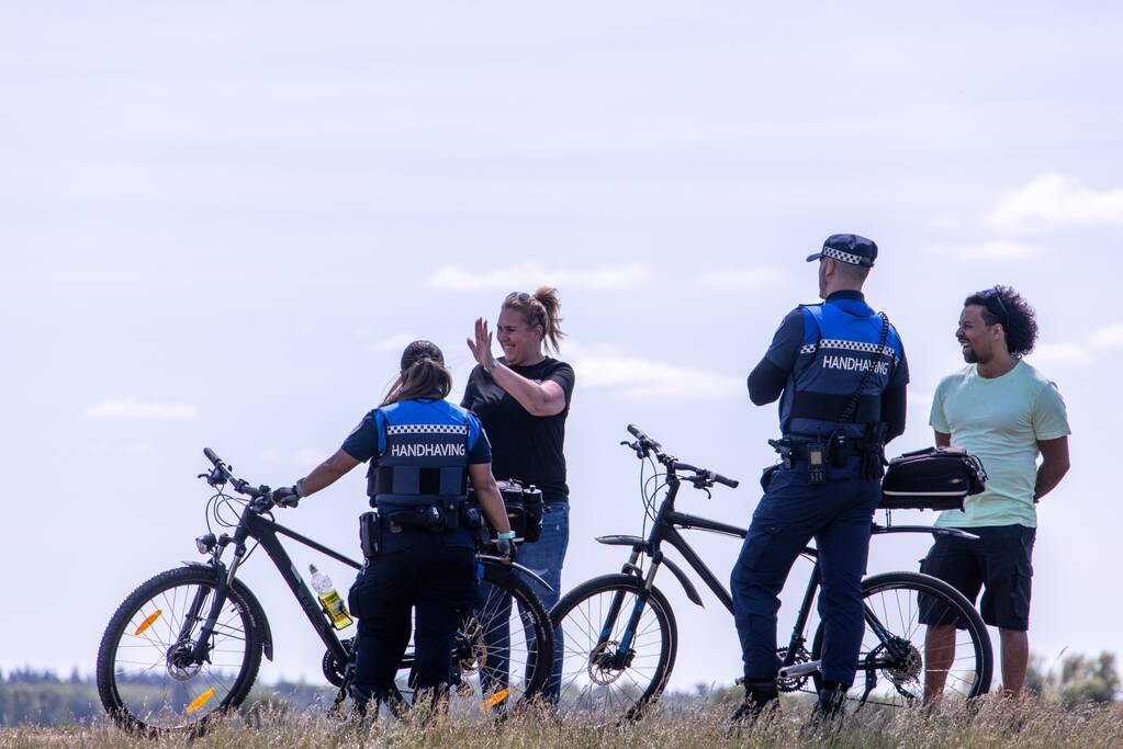 Jeugdwerkers en handhavers controleren langs de Eem