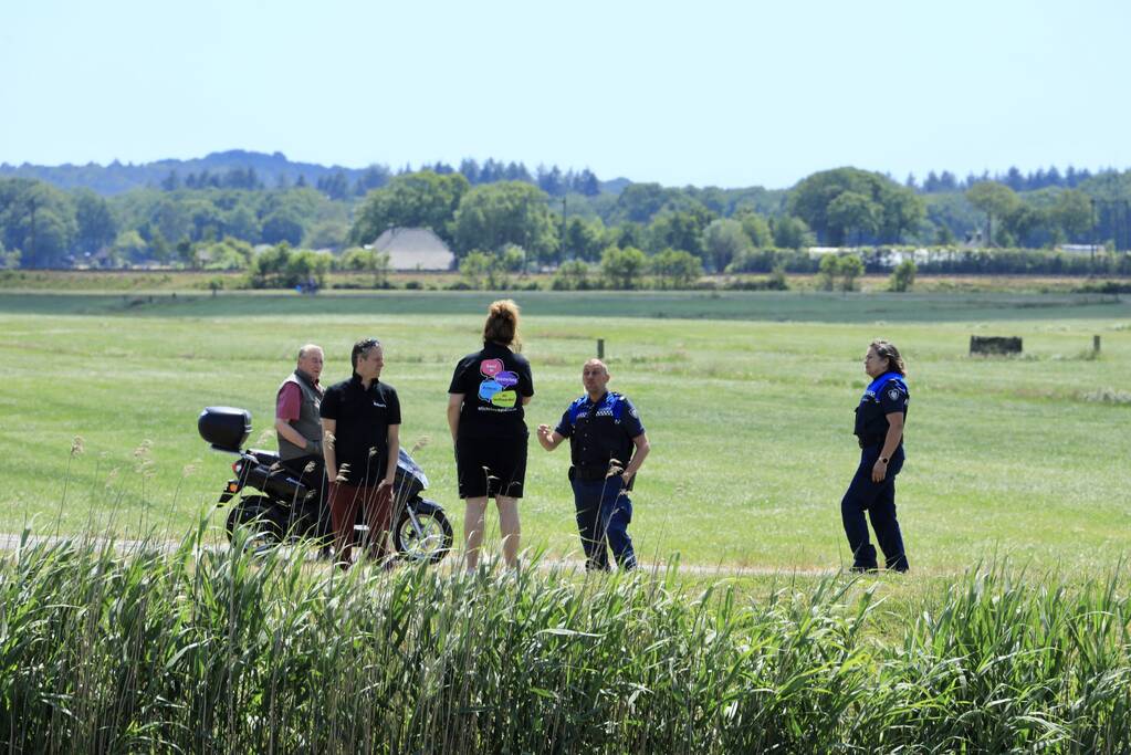Jeugdwerkers en handhavers controleren langs de Eem