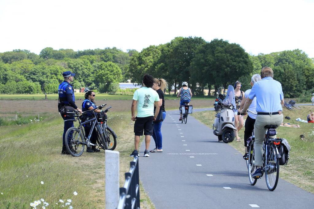 Jeugdwerkers en handhavers controleren langs de Eem