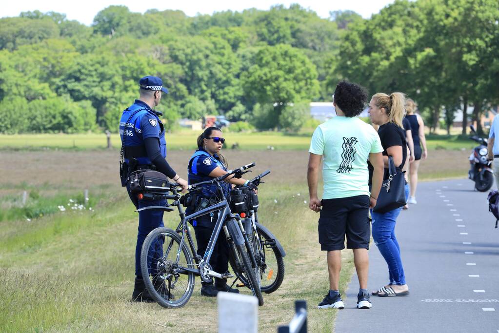 Jeugdwerkers en handhavers controleren langs de Eem