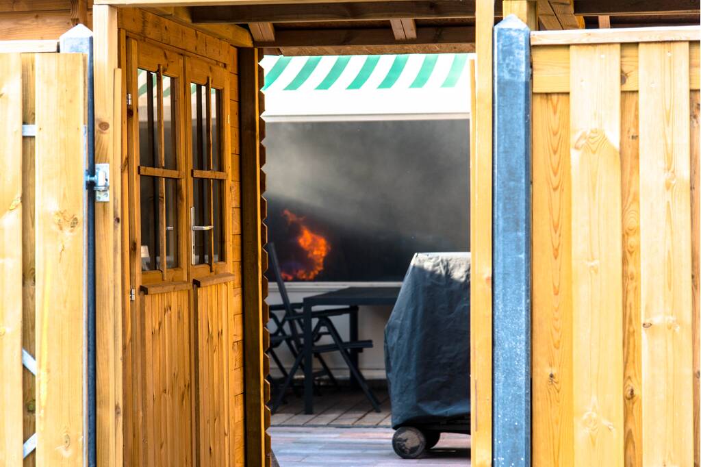 Oplader veroorzaakt forse brand in woning