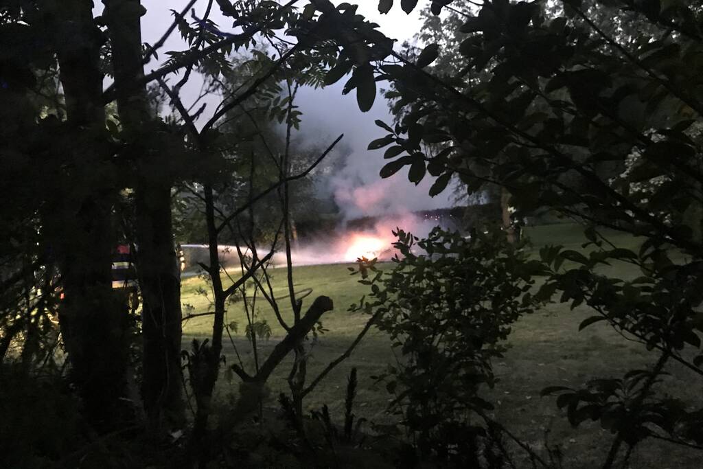 Caravan gaat in vlammen op