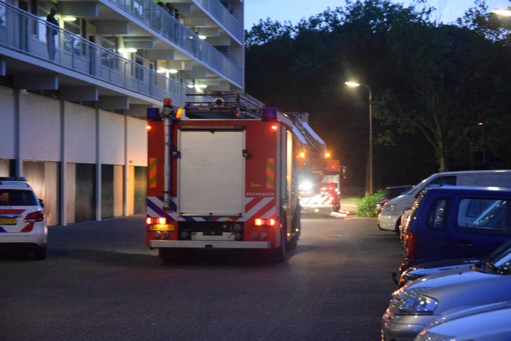 Brand in flatwoning snel onder controle