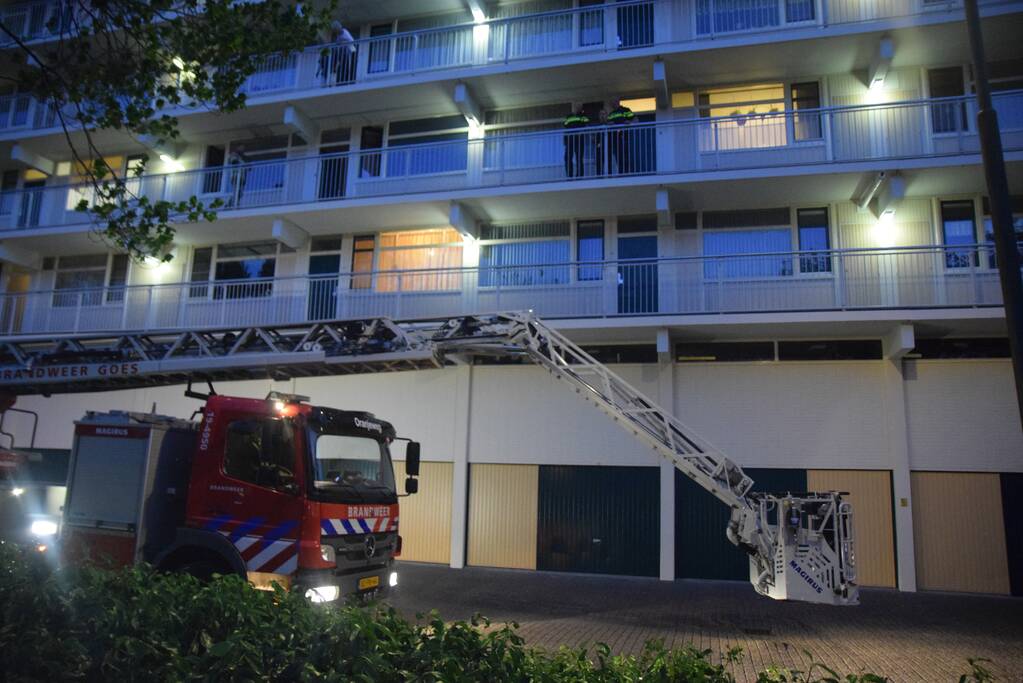 Brand in flatwoning snel onder controle