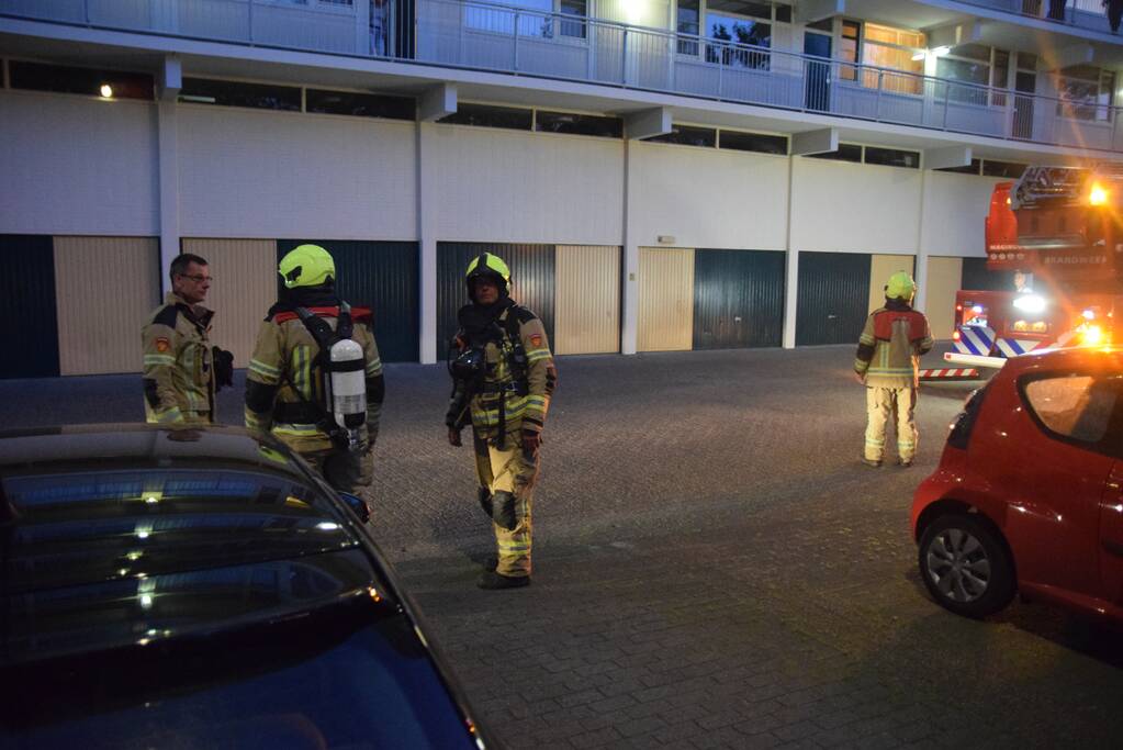 Brand in flatwoning snel onder controle