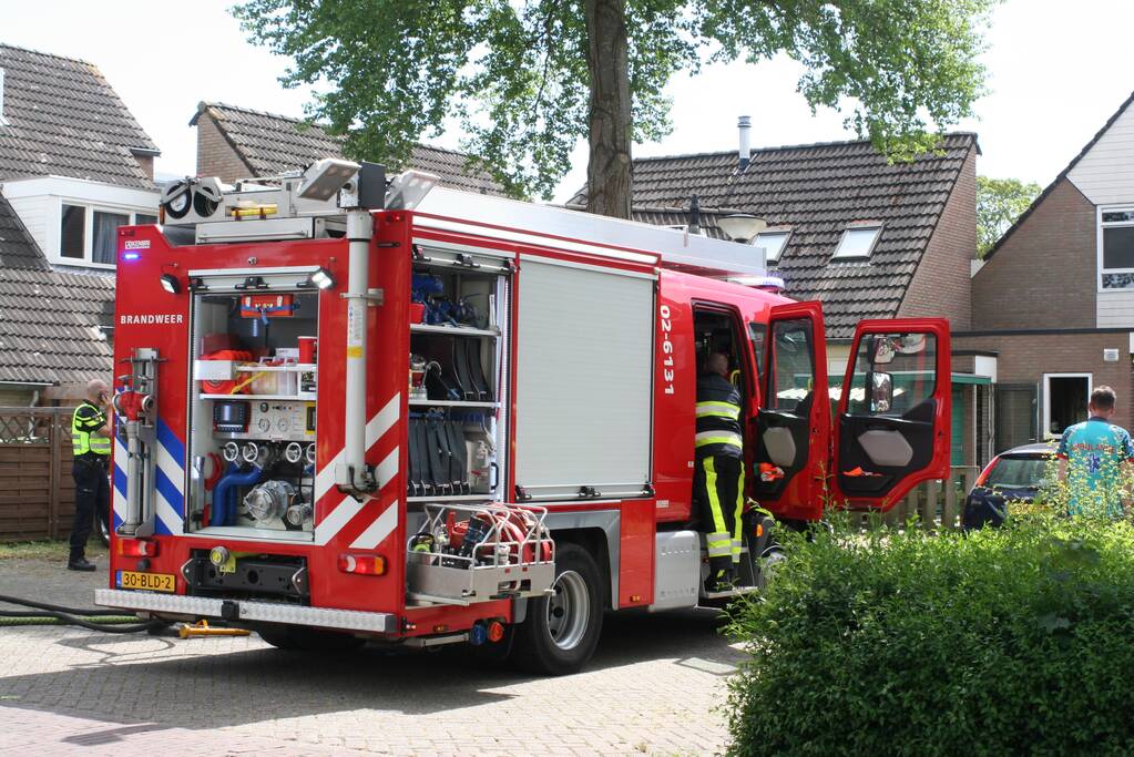 Buurtbewoners blussen brand