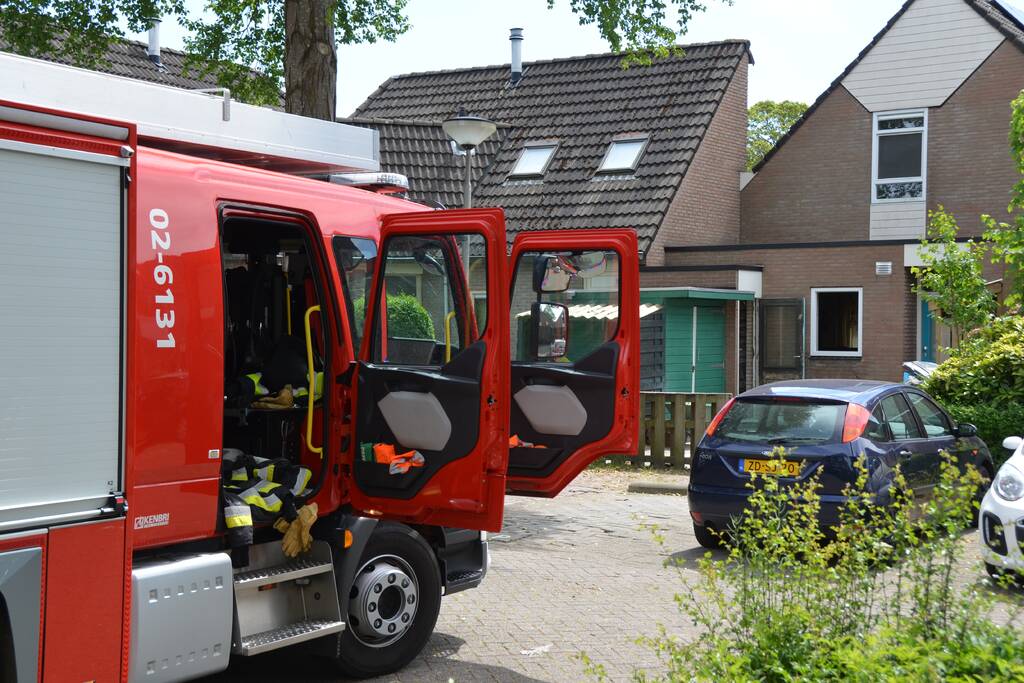 Buurtbewoners blussen brand