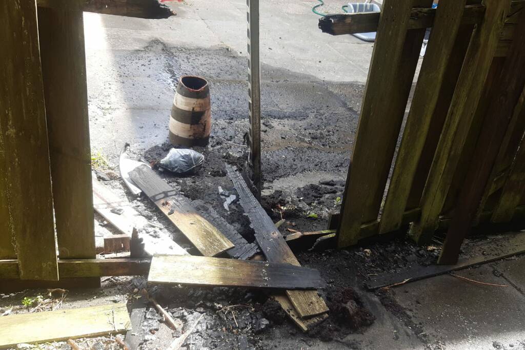 Schutting door brand verwoest