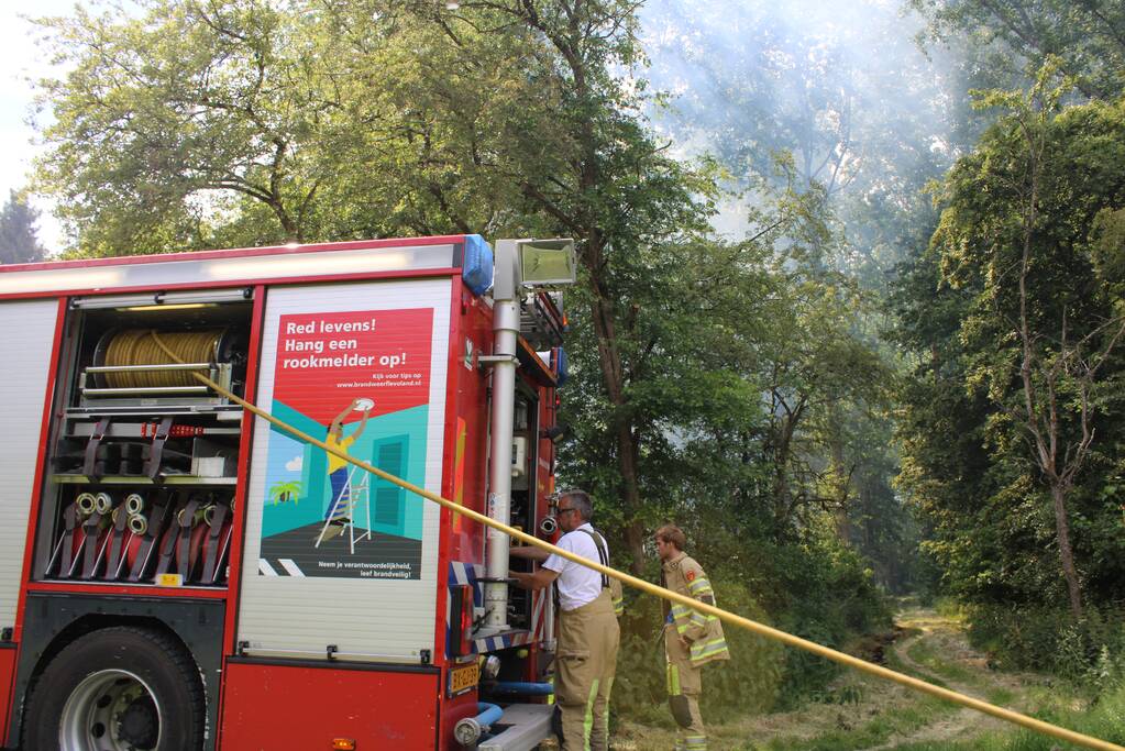 Veel rook bij brand in bosgebied