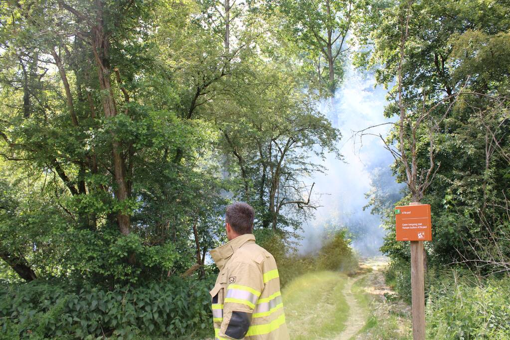 Veel rook bij brand in bosgebied