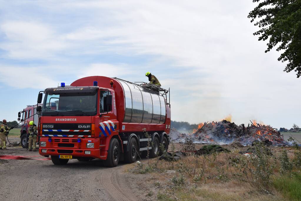 Grote hoop met bomen in brand