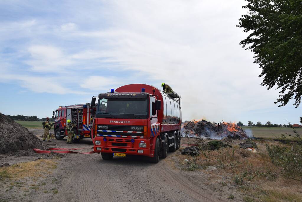 Grote hoop met bomen in brand