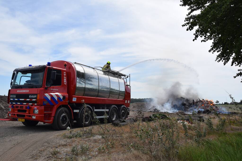 Grote hoop met bomen in brand