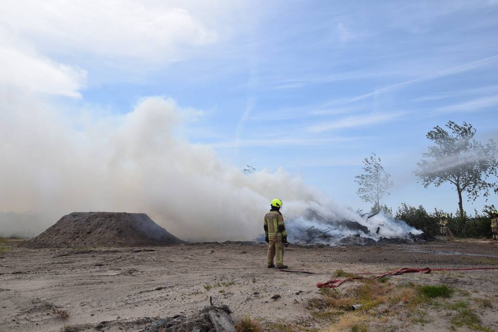 Grote hoop met bomen in brand