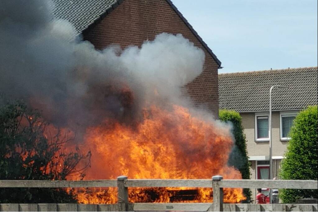 Enorme vlammenzee bij brand in schuur