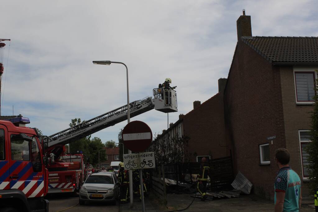 Enorme vlammenzee bij brand in schuur