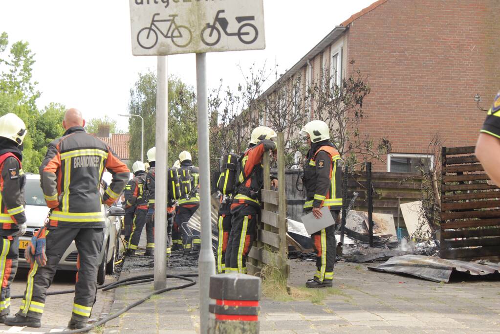 Enorme vlammenzee bij brand in schuur