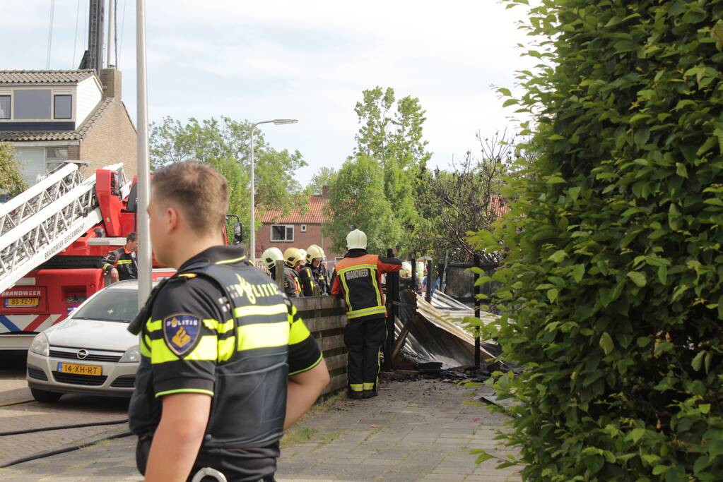 Enorme vlammenzee bij brand in schuur