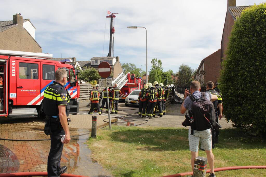 Enorme vlammenzee bij brand in schuur