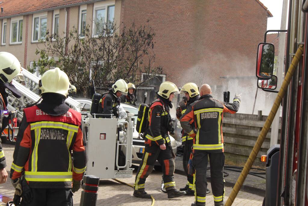 Enorme vlammenzee bij brand in schuur