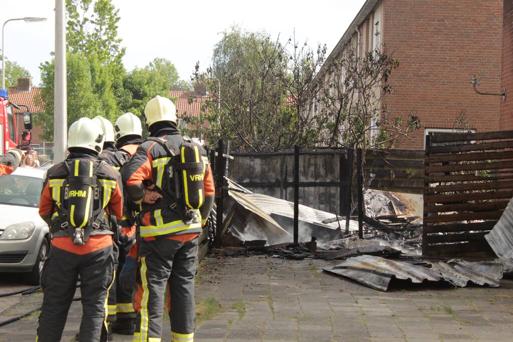 Enorme vlammenzee bij brand in schuur