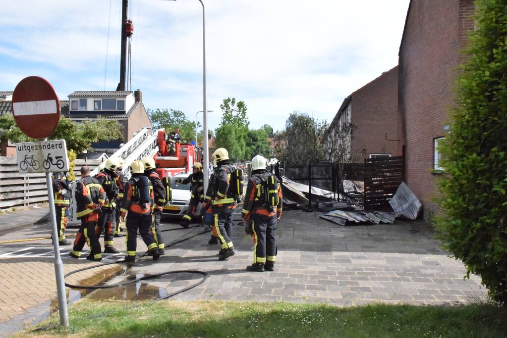 Enorme vlammenzee bij brand in schuur