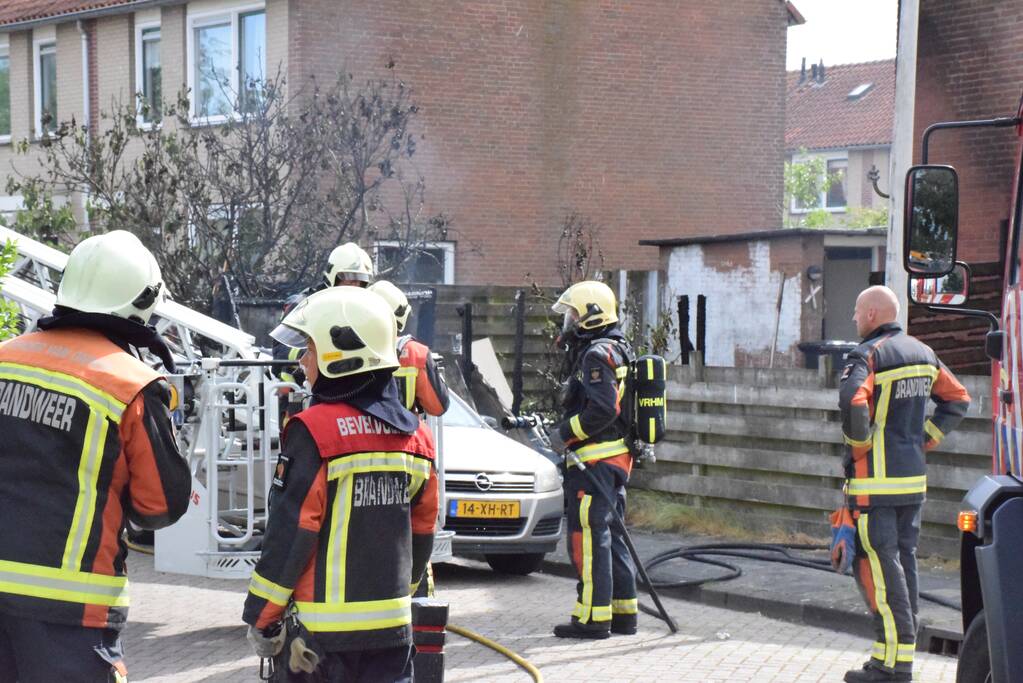Enorme vlammenzee bij brand in schuur